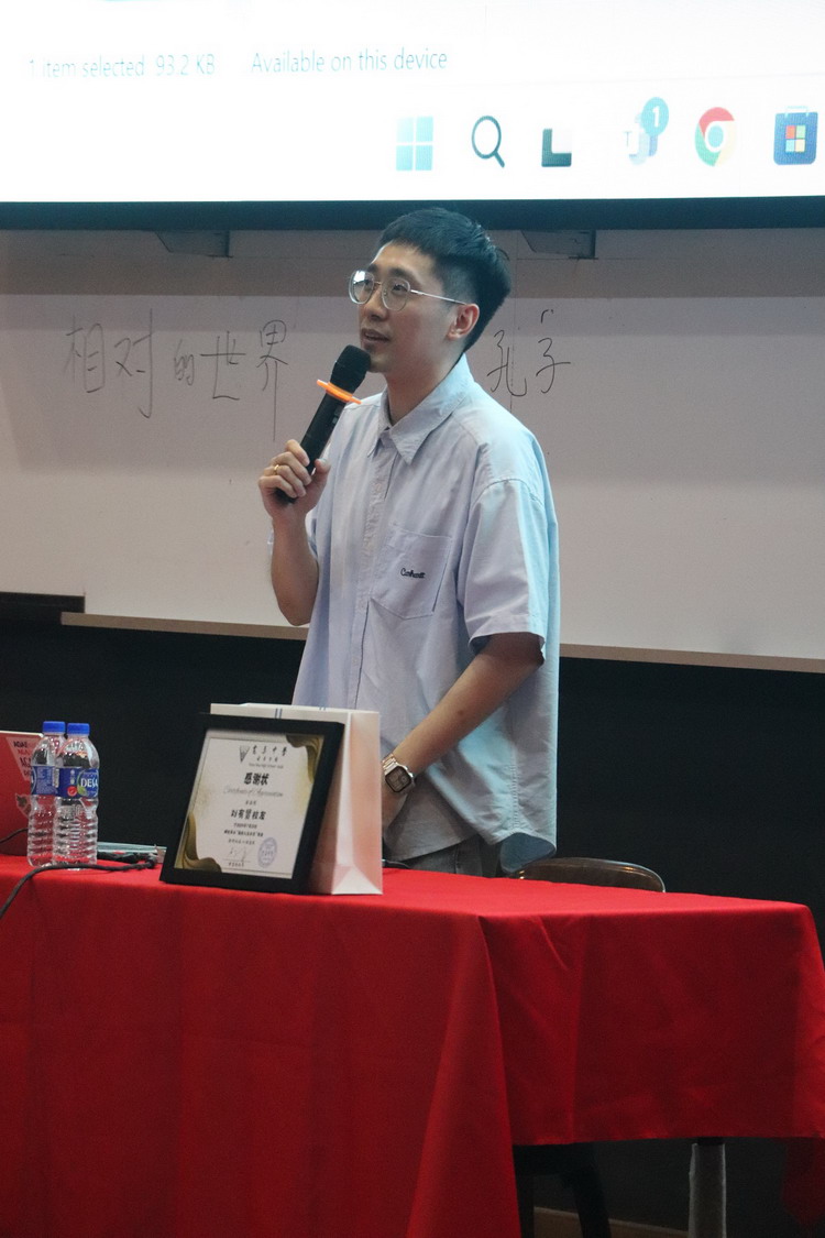 主讲人刘有贤向同学们分享其经验与想法。