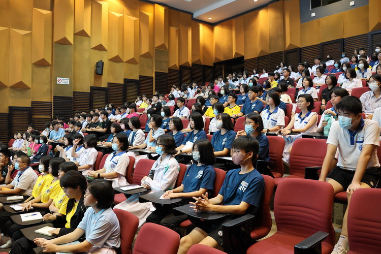 同学们专心聆听讲座。