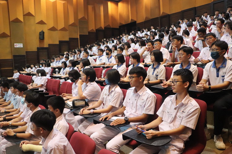 同学们专心聆听讲座。