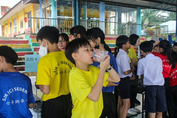 高中生化身“小小科学家”，带领华小学生体验趣味科学 宽柔中学古来分校配合20周年庆推出社区服务活动