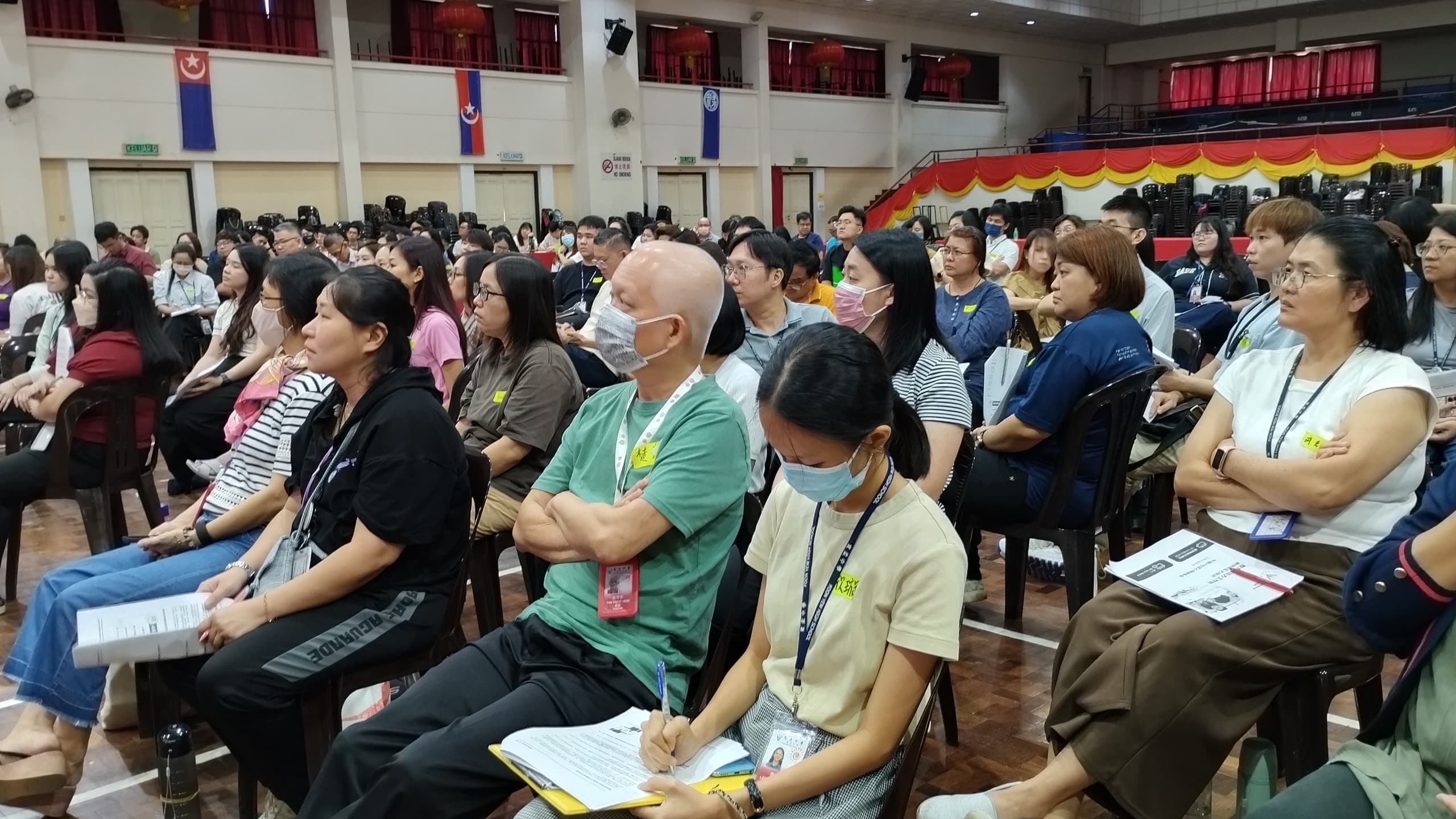 图2：讲座现场座无虚席，老师们全神贯注聆听讲解，认真做笔记