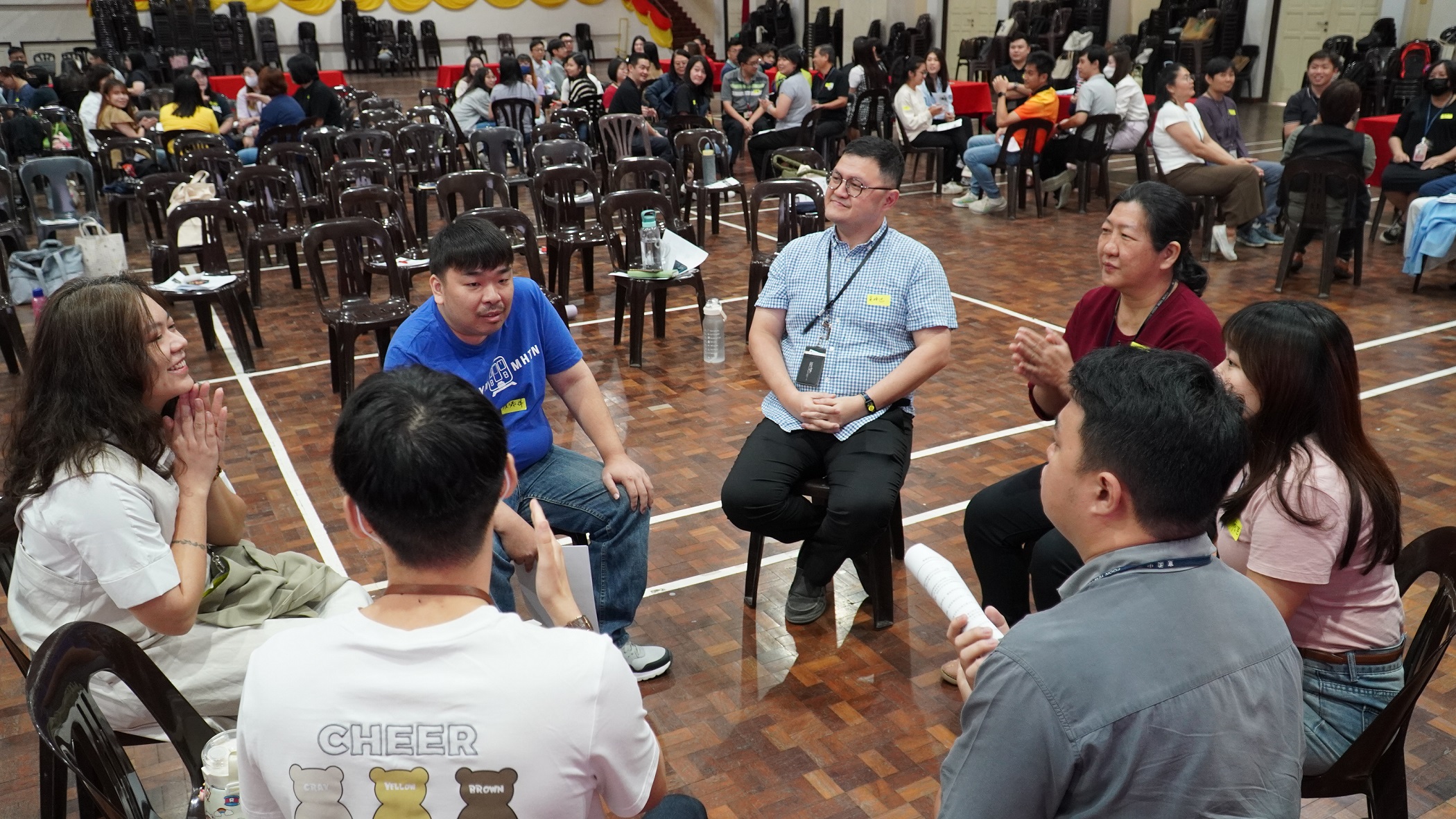 图3：小组活动时老师们同坐进行讨论、分享观点