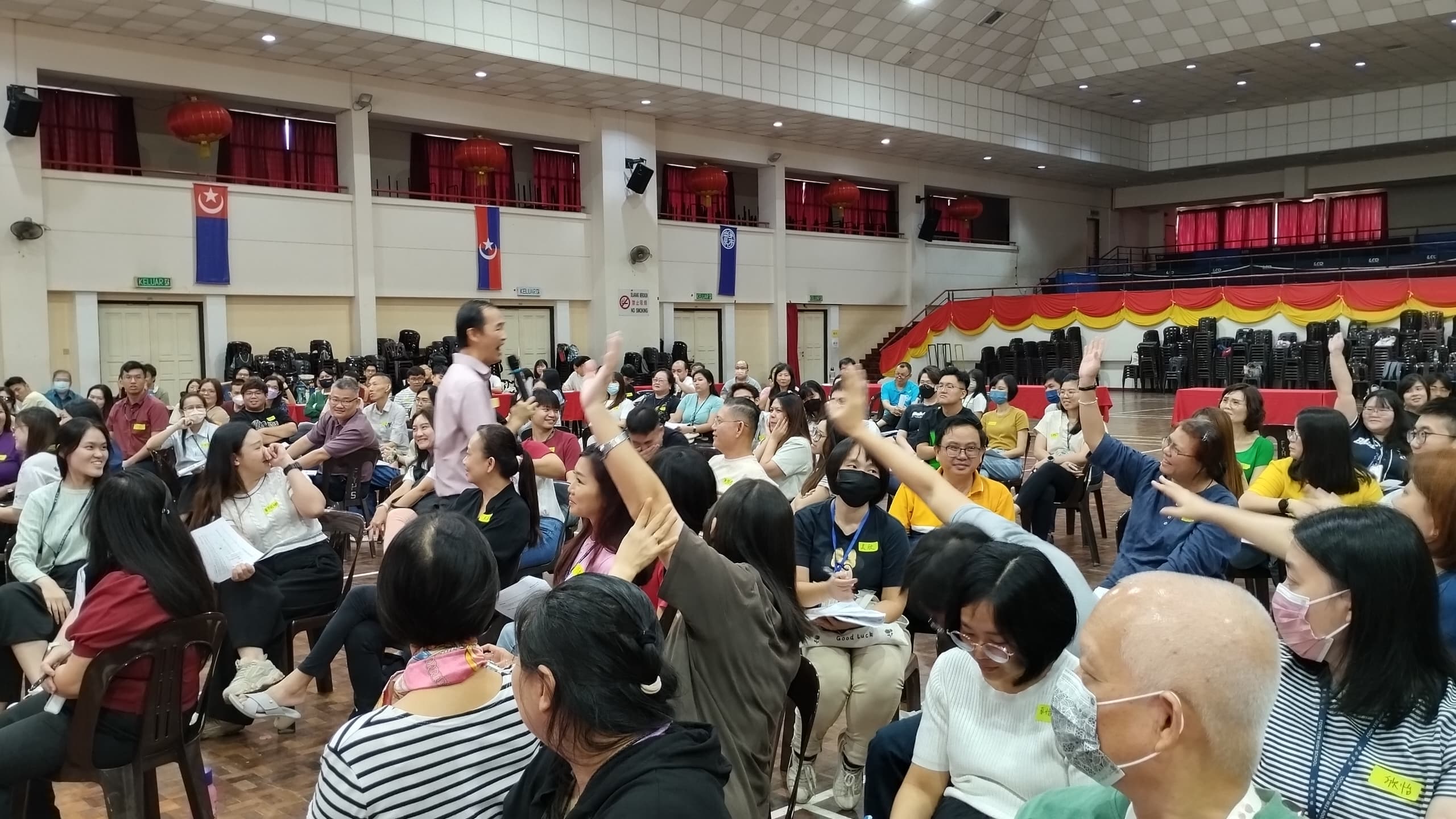 图4：讲师走入老师之间，带动现场气氛；老师们纷纷举手参与互动，踊跃回应问题