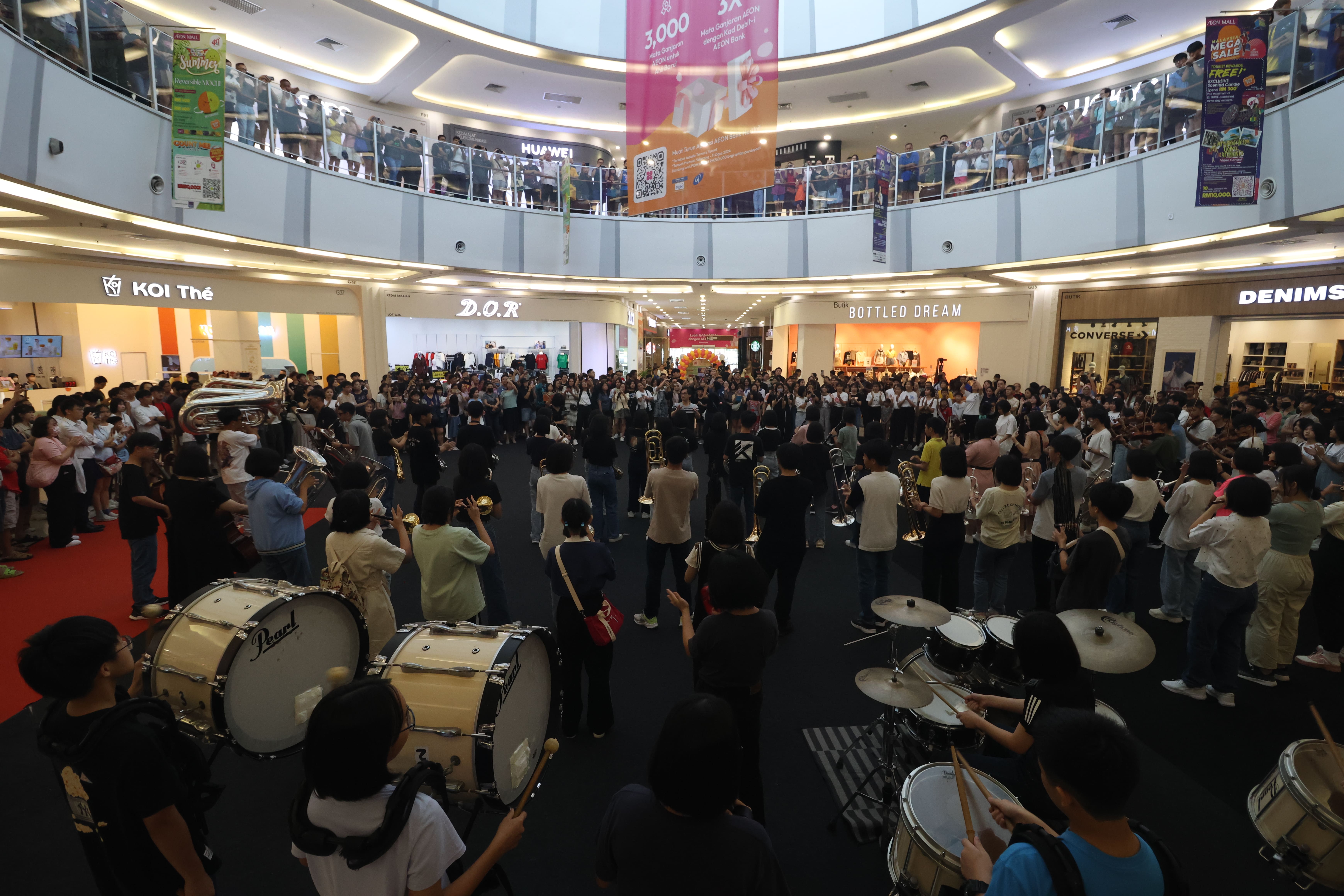 Aeon Mall Kulai的表演吸引众多人驻足围观。