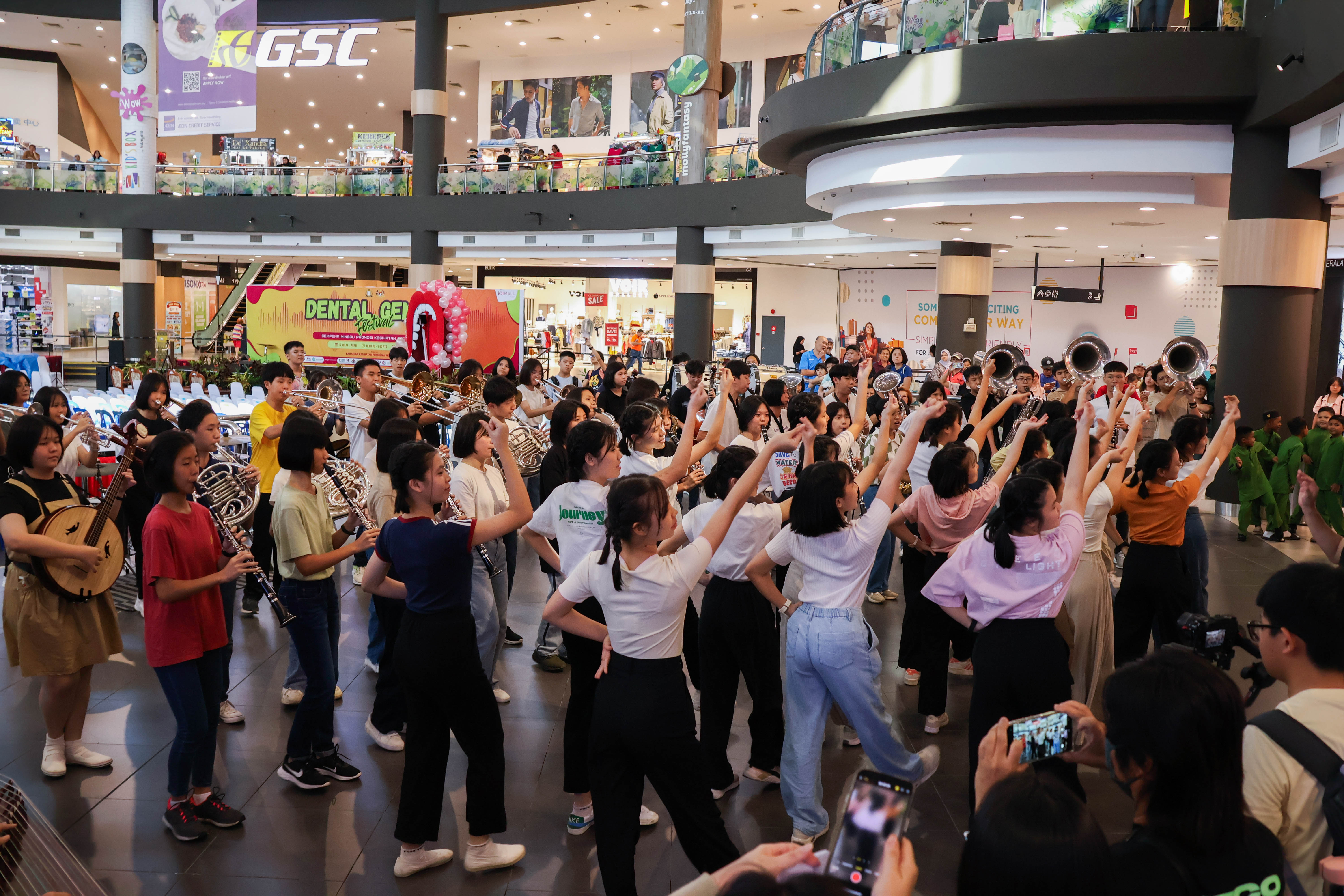 为欢庆马来西亚国庆-宽中古来分校联课团体于8月30日走出校园进行文化表演