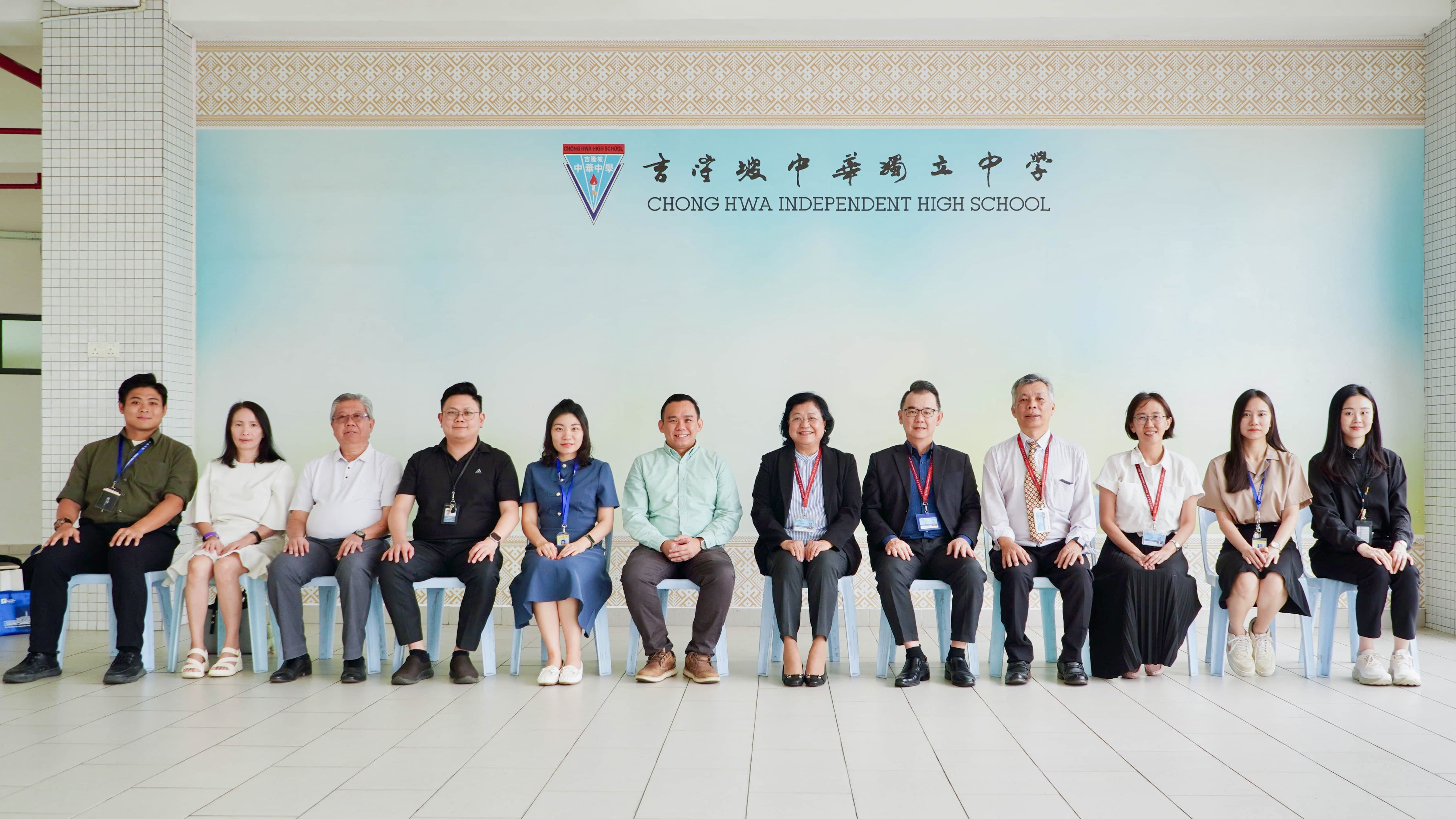 （左七起）吉隆坡中华独立中学校长张梅莲、第一副校长锺志强、副校长李瑞安及升学及国际事务处主任郑慧仪，与宽柔中学三校代表合照留念。