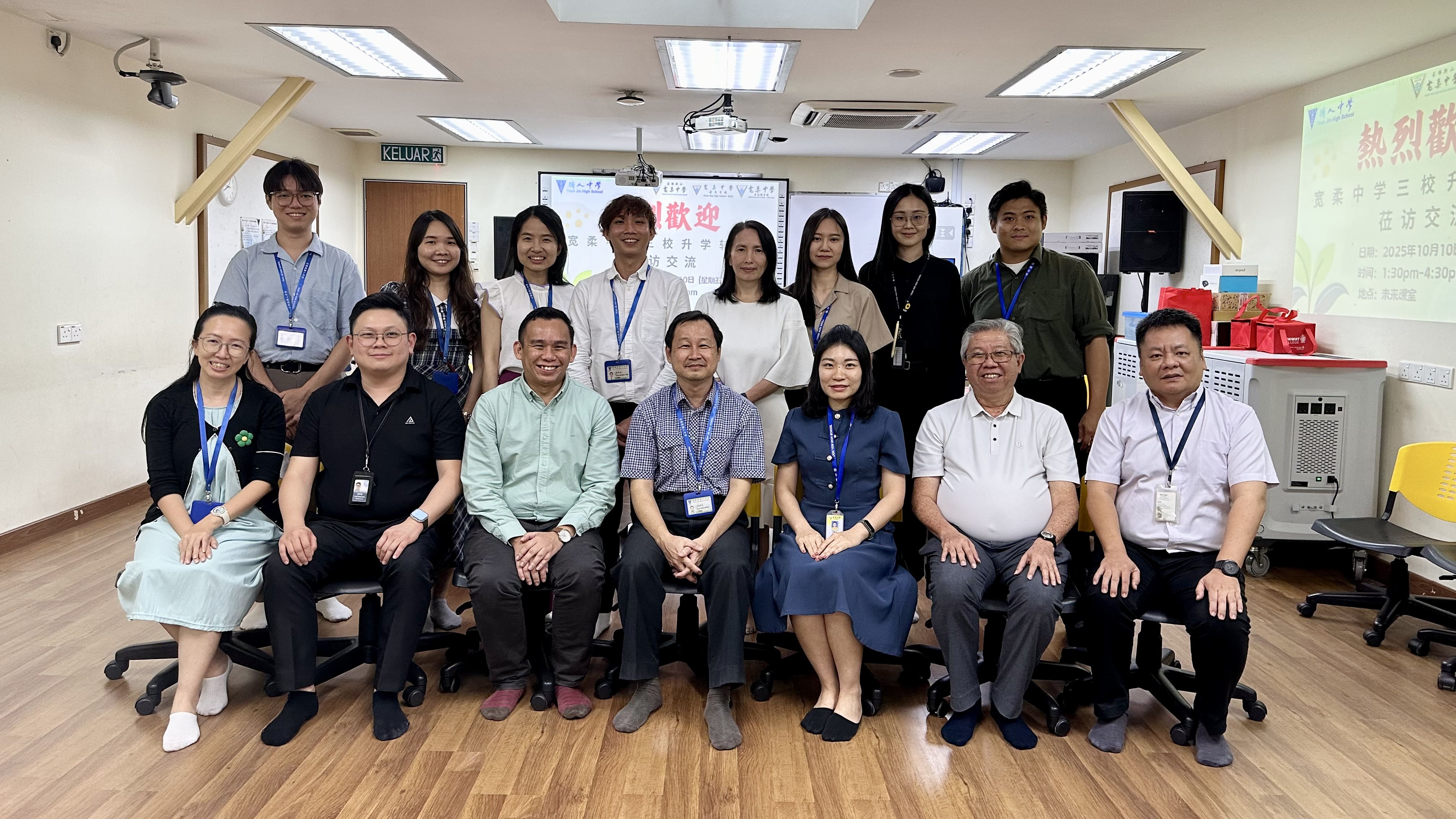 （前排左四）循人中学副校长刘伟民、（前排左一）升学与拓展处主任叶抒蕙、（后排左二起）助理主任纪咏杞、黄仁静及副主任陈圣豪，与宽柔中学三校代表合照留念。