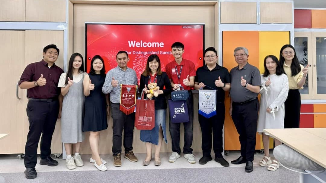 双威大学市场部高级经理Ms. Eileen Khor（左五）及新山宽柔中学校友黄种溢（化学工程系三年级）（左六），与宽柔中学三校代表合影留念。
