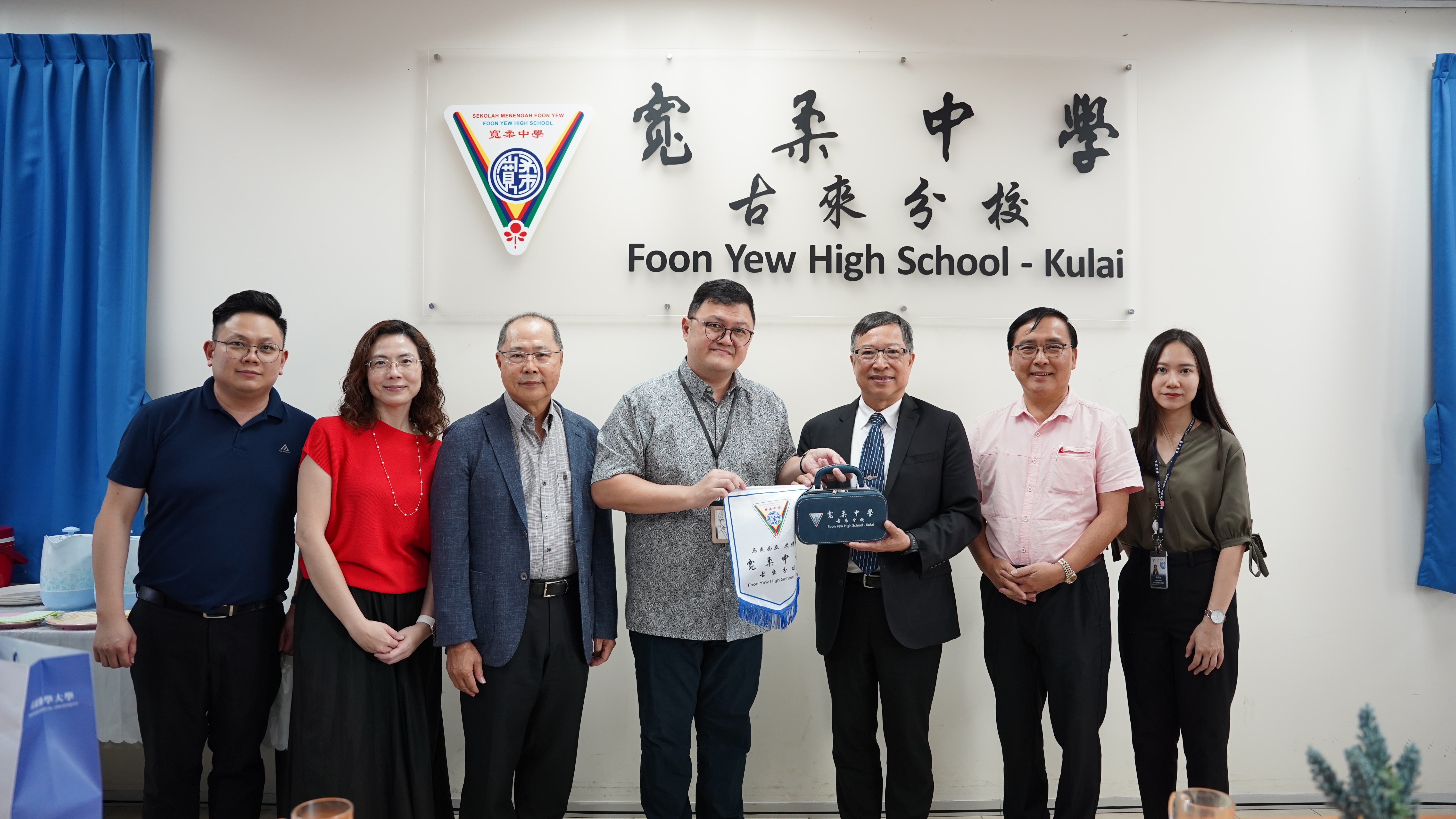 宽柔中学古来分校代表及高雄医学大学代表合影。（左起为宽柔中学古来分校升学辅导处主任符祥靖、高雄医学大学秘书蔡婉琪 、新康医疗集团首席医疗顾问张明永医师、宽柔中学古来分校校长吴坤达、高雄医学大学校长余明隆、郑清合医师、宽柔中学古来分校升学辅导处助理主任邢嘉惠）