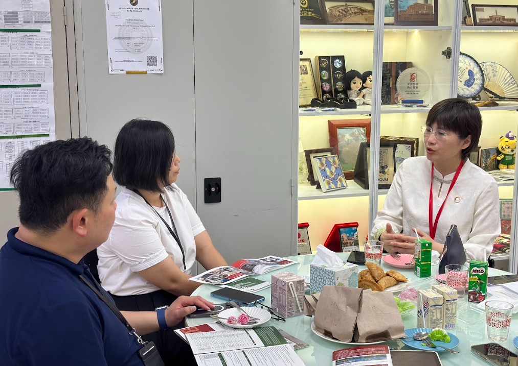 双方代表进行交流会谈，就升学资讯及相关合作进行讨论与分享。