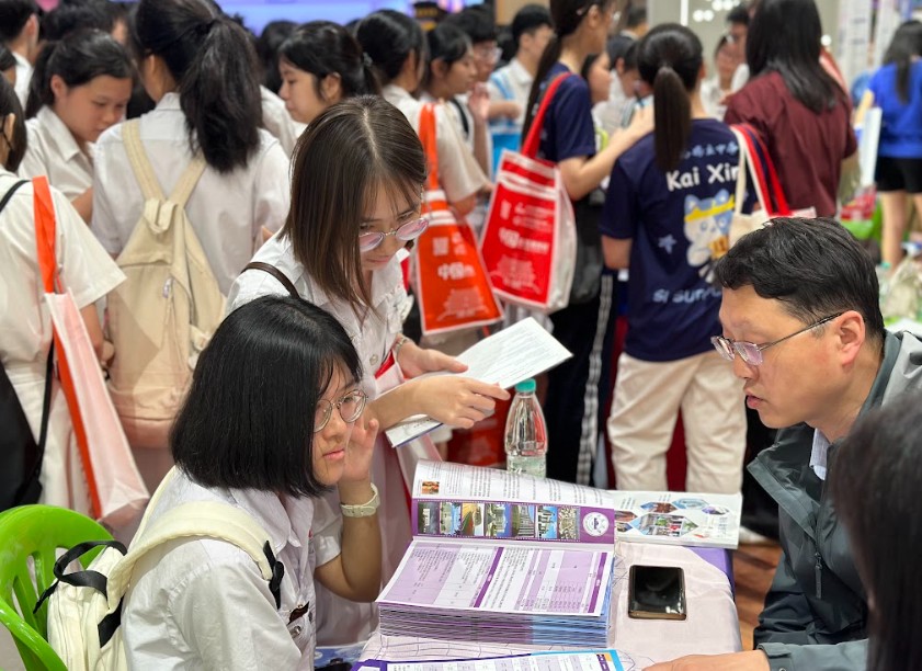 学生们踊跃向各高校代表咨询升学资讯