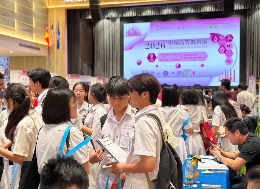 学生们在教育展现场积极交流与讨论