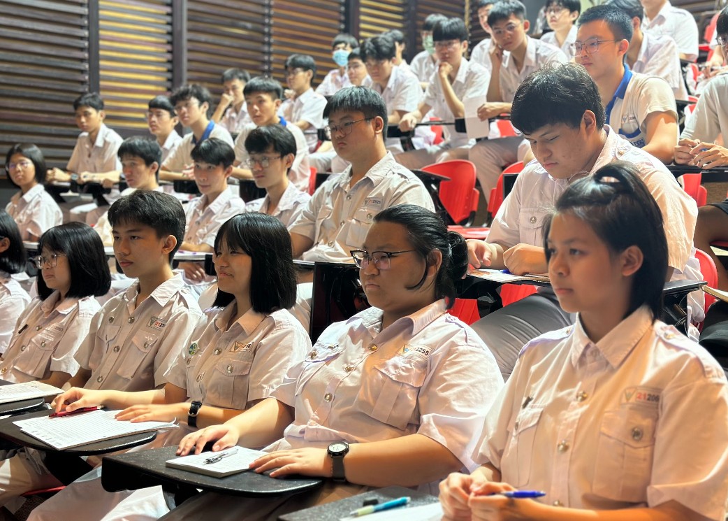 同学们专注地聆听杨国丰先生的分享。