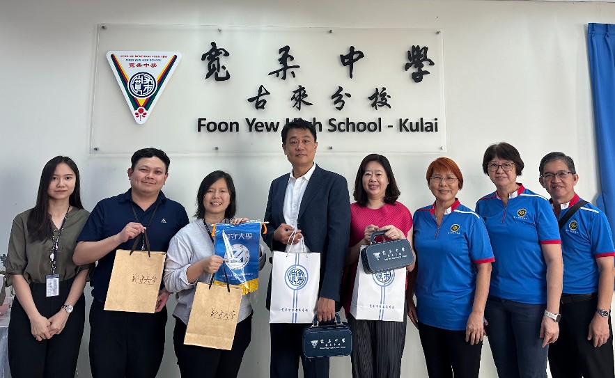 宽柔中学古来分校代表与义守大学代表及新山留台同学会代表合影留念。（左起：邢嘉惠助理主任、符祥靖主任、郑叶枫副校长、吴岱栖策略长、王尹琳副组长、郑巧凤会长、叶婉如副会长及黄福龙秘书）