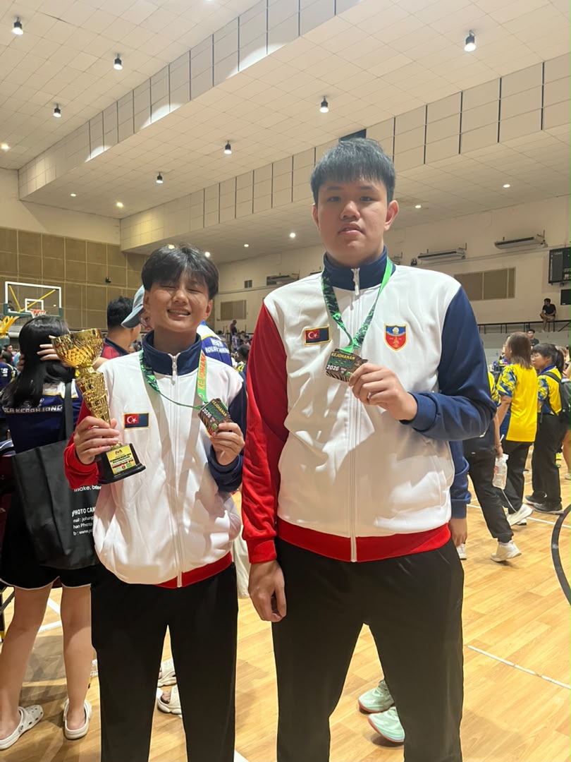 左一为吴婉瑄同学，右一为符之谦同学。