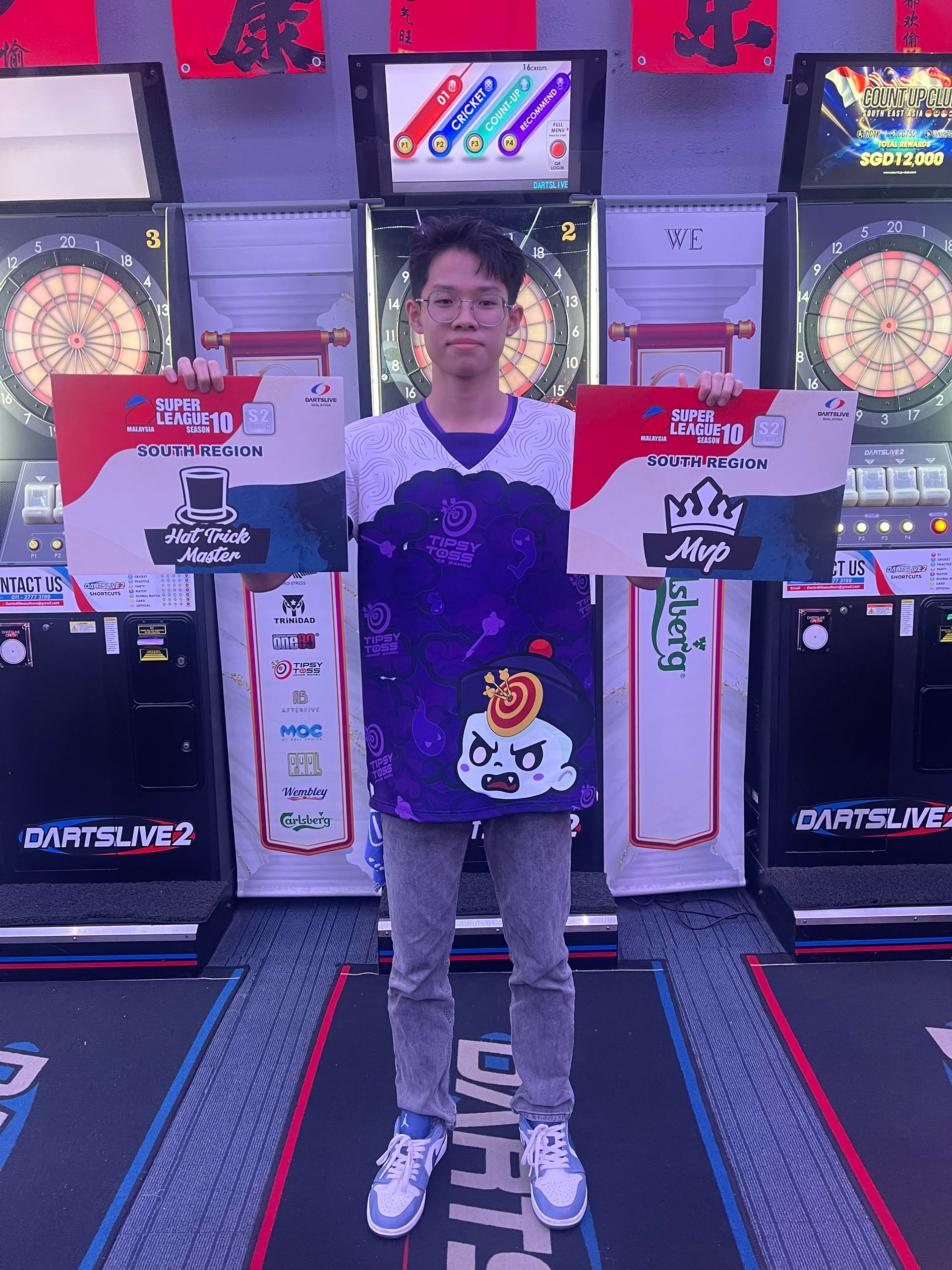 高三餐饮2的郑凯峰同学则获得Division S2的MVP & Hattrick Master