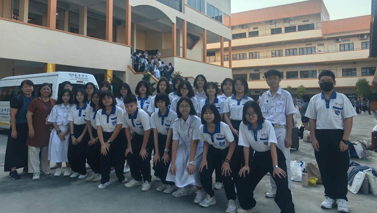 图1：本校师生于永平中学合影