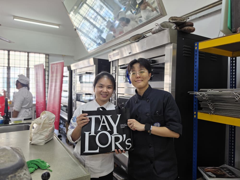 Chef Tracy Wong Fang Lian （左）赠送纪念品于饶芳瑂老师（右）