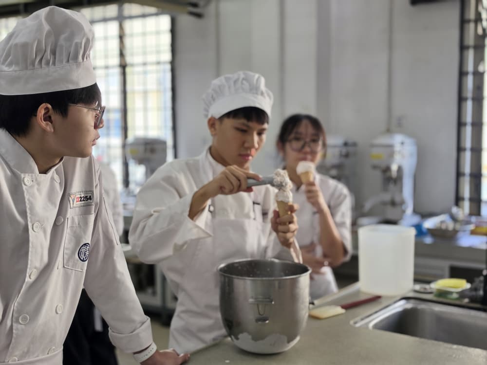 同学们专注于制作冰淇淋