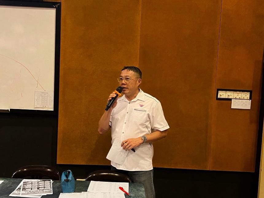 留华同学会主席郑楹錩先生勉励即将赴华升学的毕业生。
