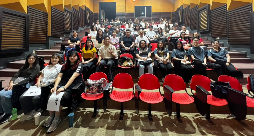 留华同学会代表、学校代表与赴华升学毕业生及家长合影留念。