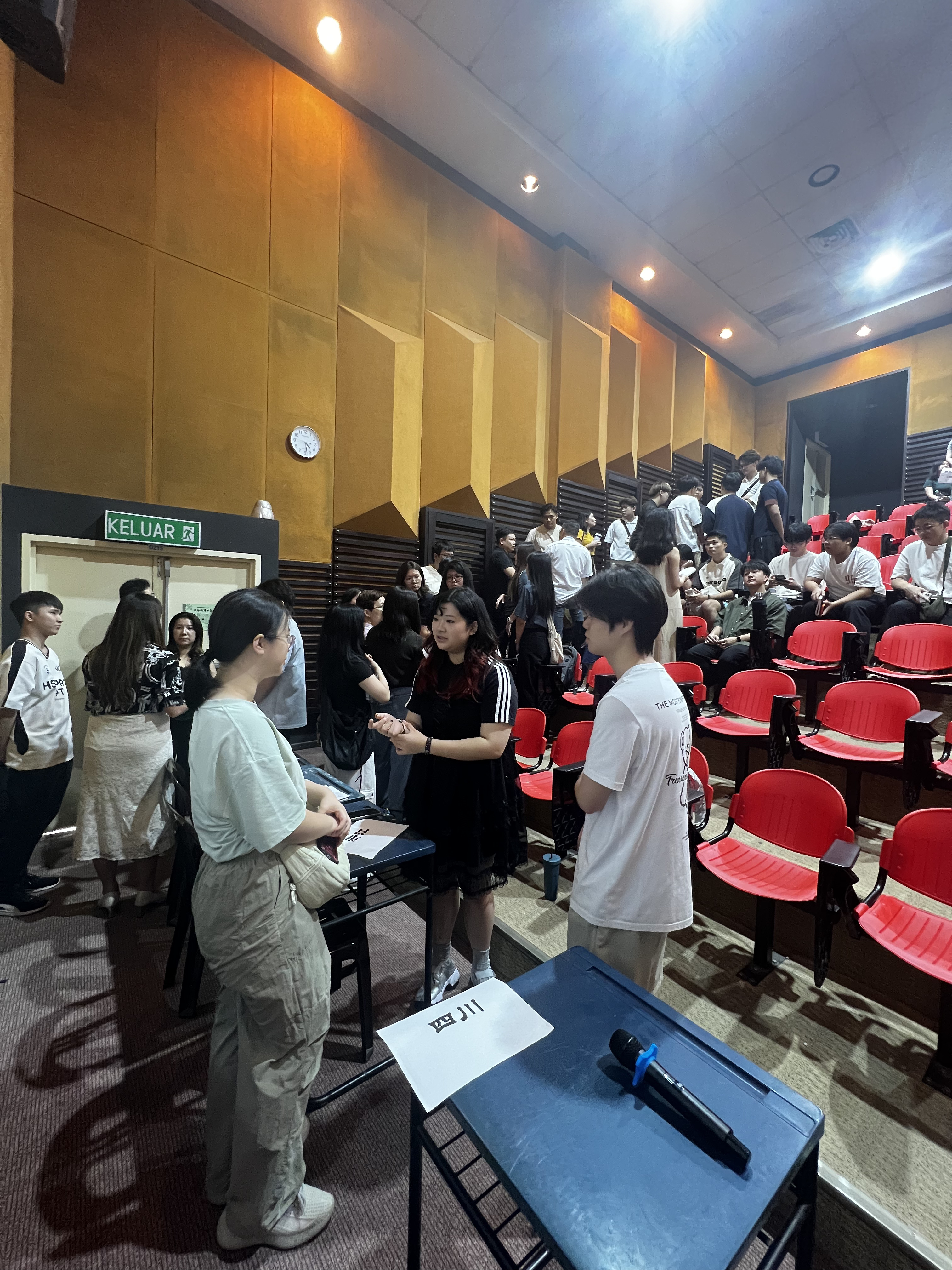 赴华升学毕业生依照大学所在区域与学长姐交流，了解留学生活资讯。
