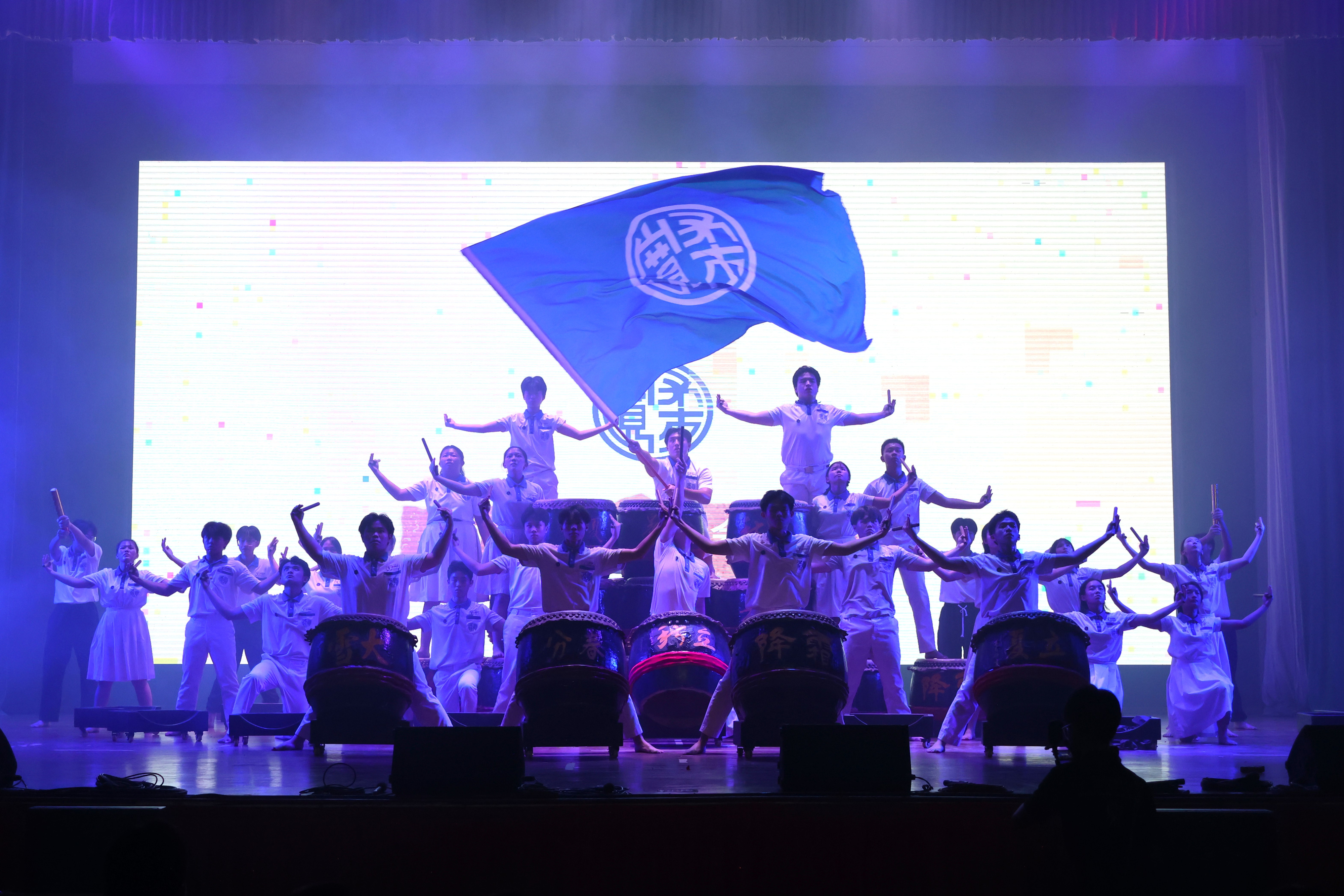 压轴登场的二十四节令鼓以鼓声震撼演出《宽柔之歌》。