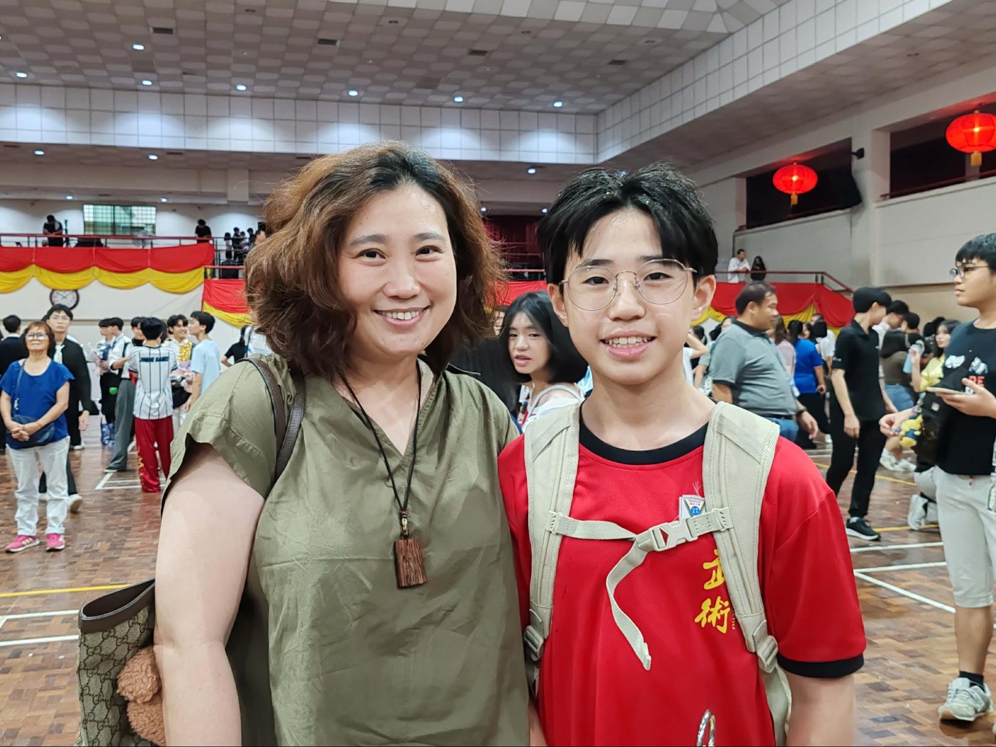家长兼校友何心恬女士(左)赞赏本届演出创意十足，不仅展现学生才华，更让孩子在参与过程中培养责任感、合作精神与自信心。
