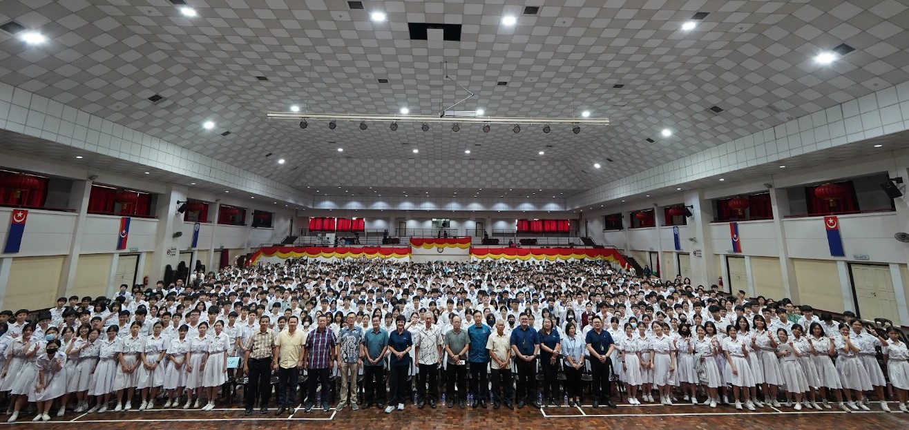 拉曼技职学院代表与宽柔中学董事部代表及师生们一同合影留念。