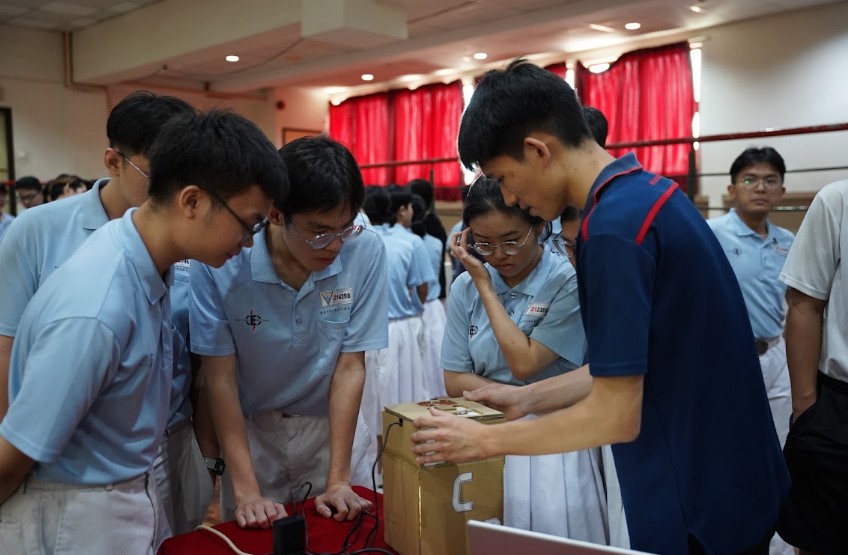 同学们在学院代表指导下，亲自体验电子相关设备及操作。
