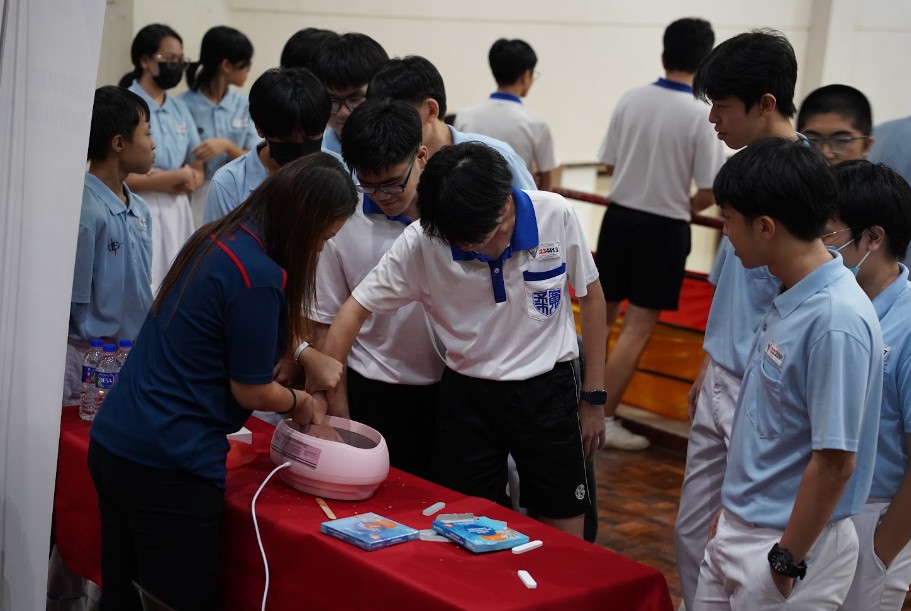 同学们体验美容课程学习基础手部护理。