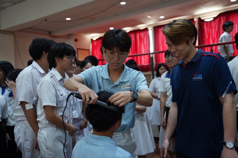 同学们体验美发课程，学习基础美发技巧。