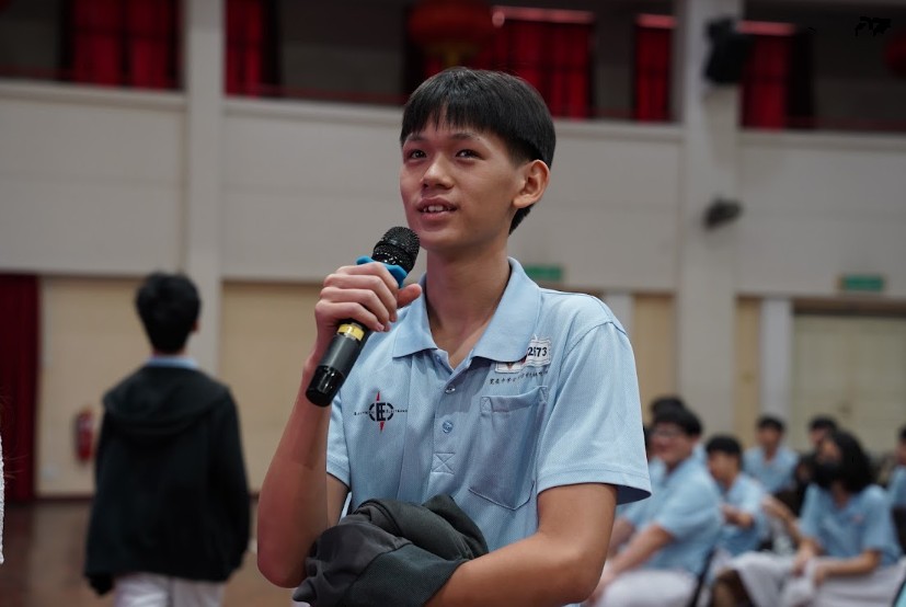 同学们积极参与有奖抢答，踊跃回答问题，现场气氛热烈。