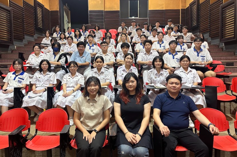 （前排左起）林宜芊校友、黄歆卉校友与符祥靖主任及同学们一同合照纪念。