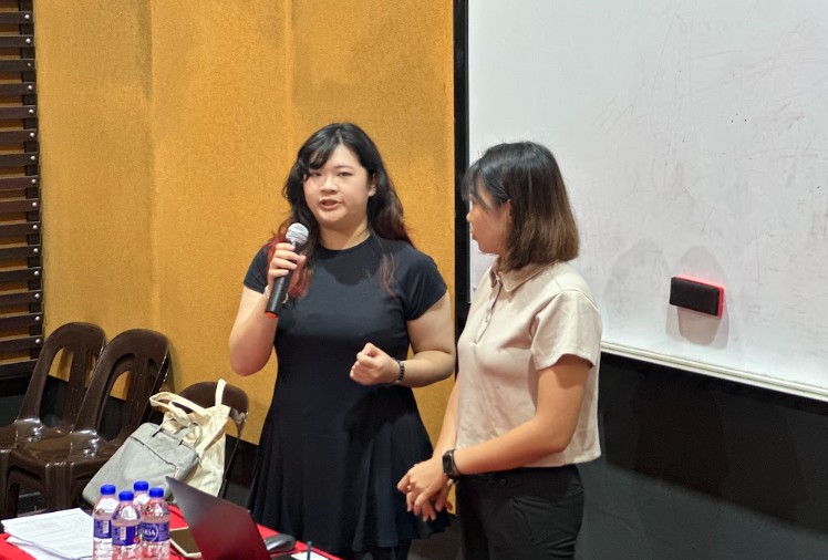 黄歆卉校友与同学们分享中国留学生活及校园体验。