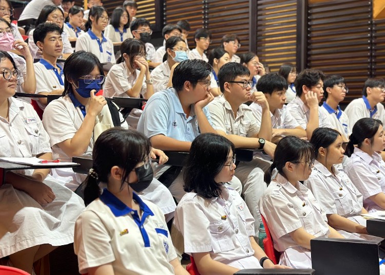 同学们认真聆听两位校友分享中国美术学院的升学经验。
