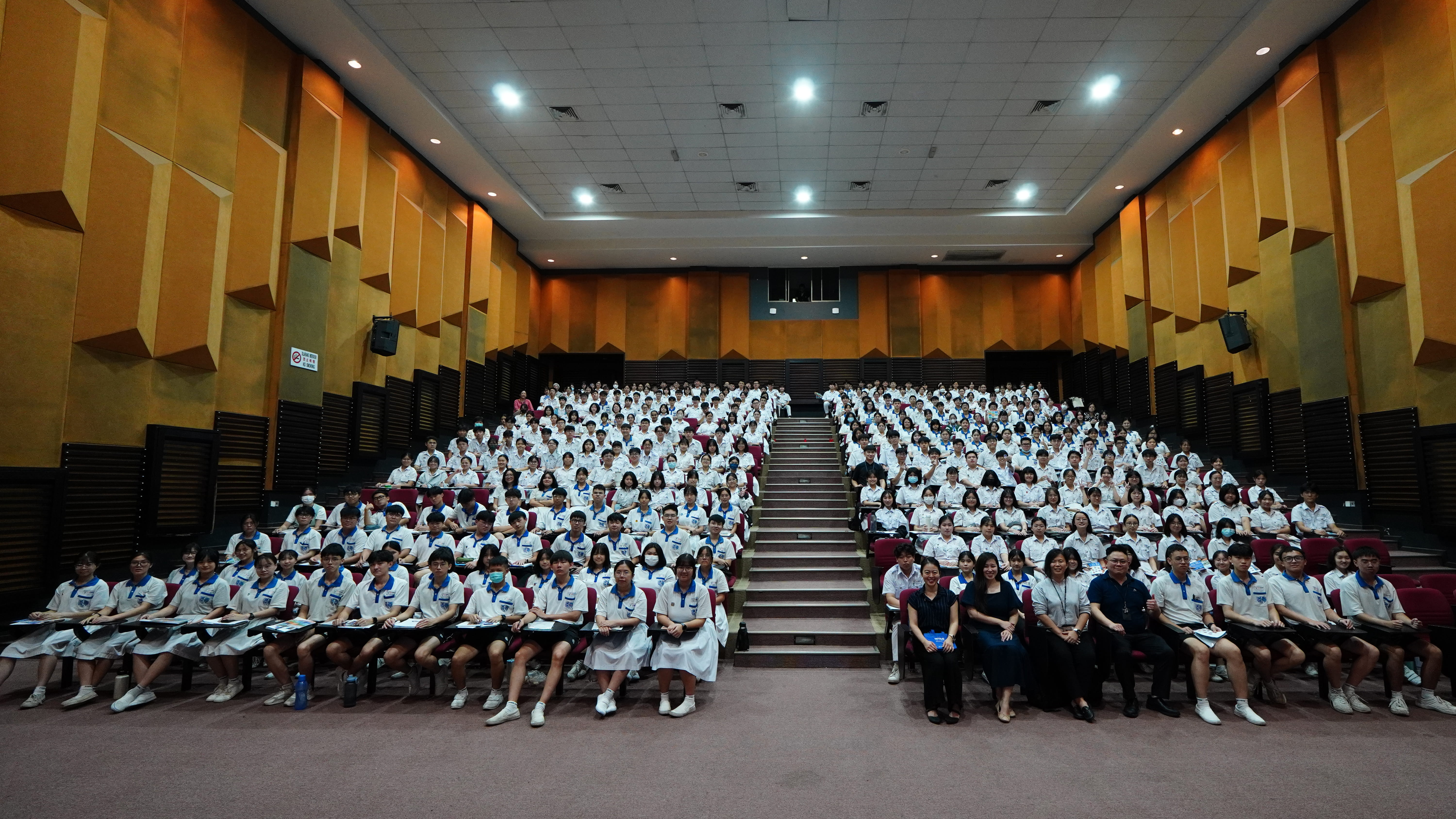 新加坡国立大学代表与我校师生合影留念。