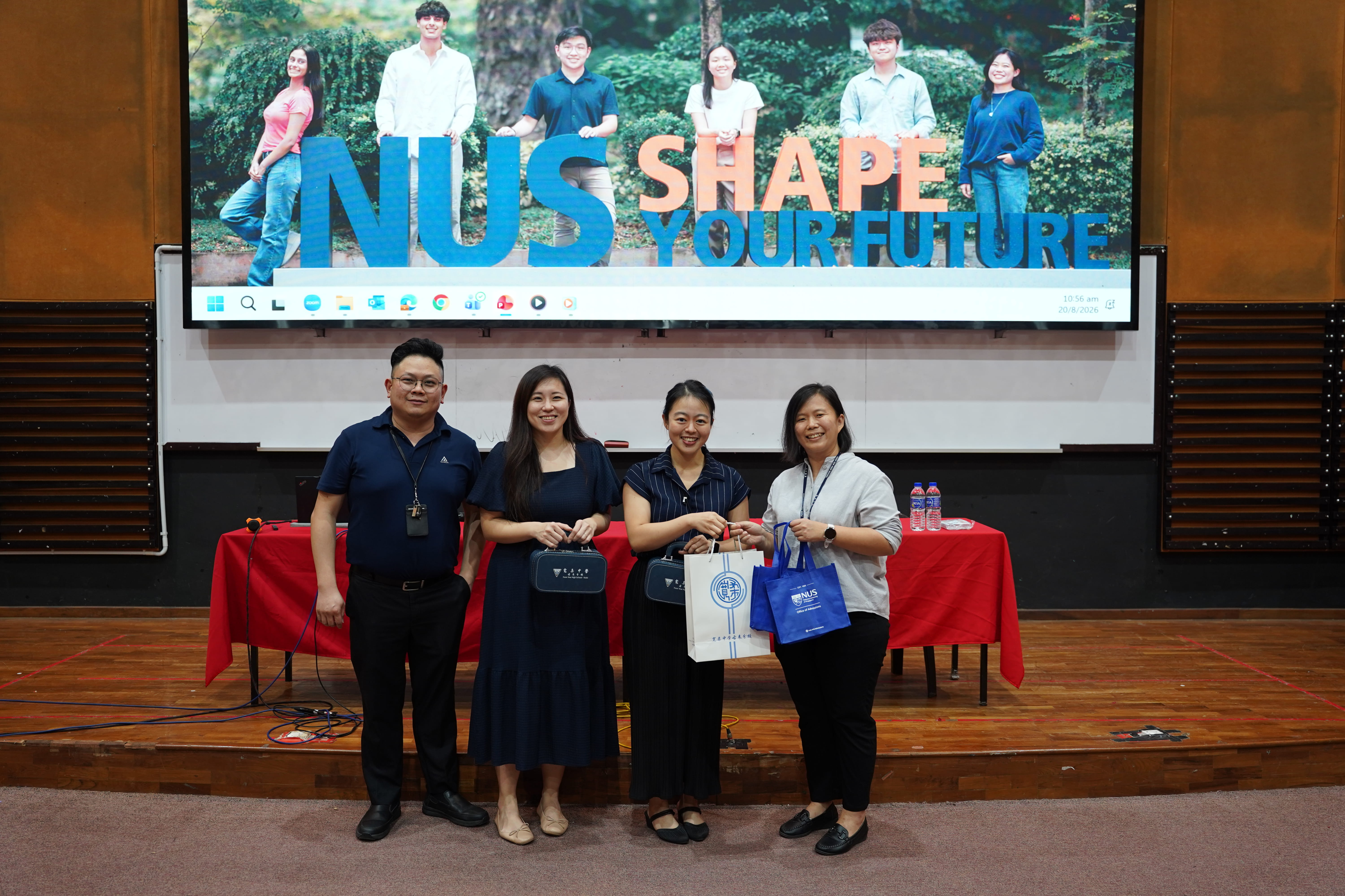 宽柔中学古来分校代表与新加坡国立大学代表合影纪念。（左起：升学辅导处主任符祥靖，Ms. Kua Shu En,  Ms. Lee Yueh Jia, 郑叶枫副校长）
