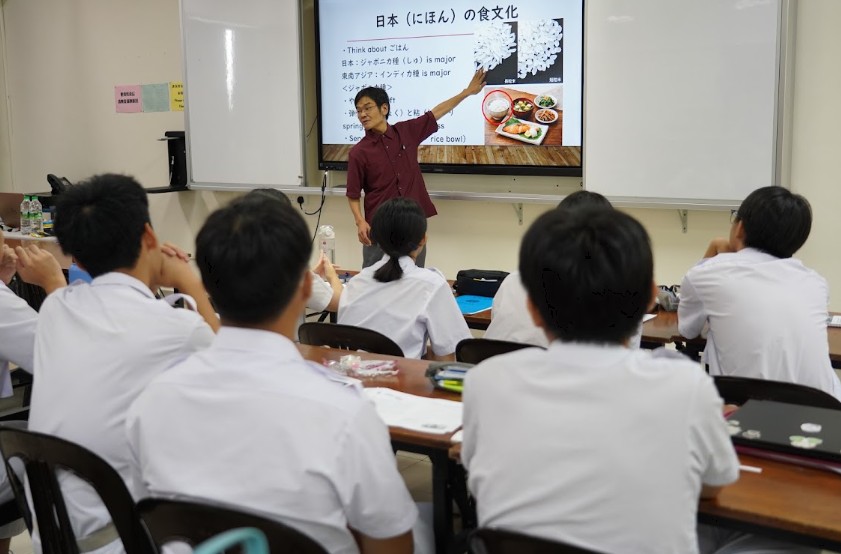 同学们专注聆听大谷铁平教授分享日本饮食文化。