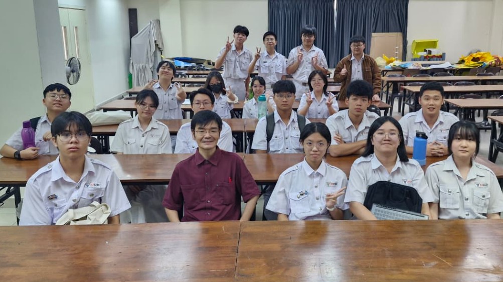 大谷铁平教授与同学们于课程圆满结束之际合影留念。 