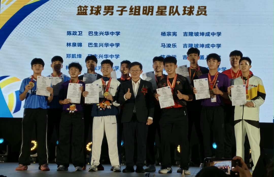 男子篮球明星球员，后排右一为符之谦。