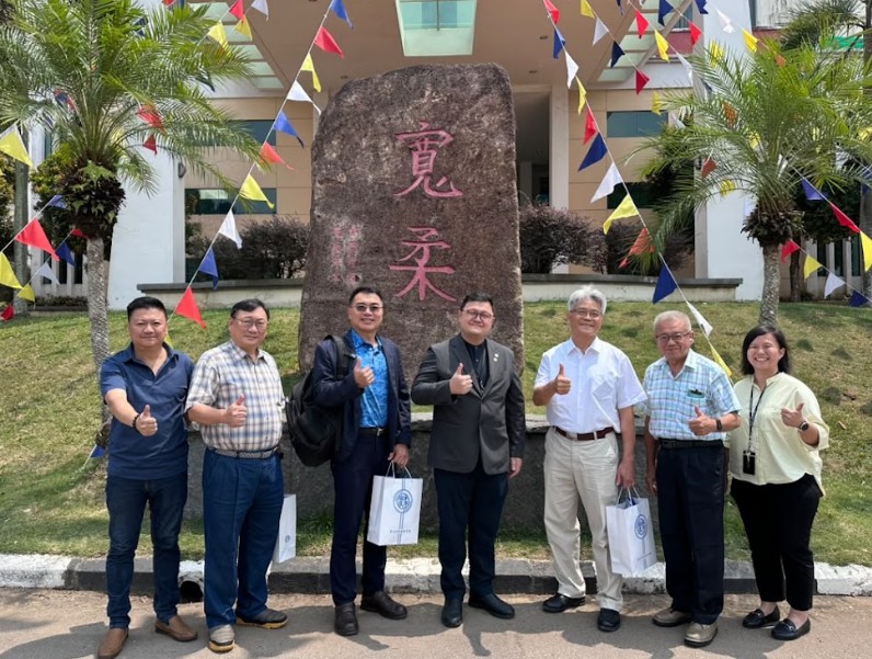 （左起）郑迪能先生、陈宗嶽教授、廖财固校长、吴坤达校长、蔡锦俊教授、郑达光先生及郑叶枫副校长一同在本校宽柔石前方合照留念。