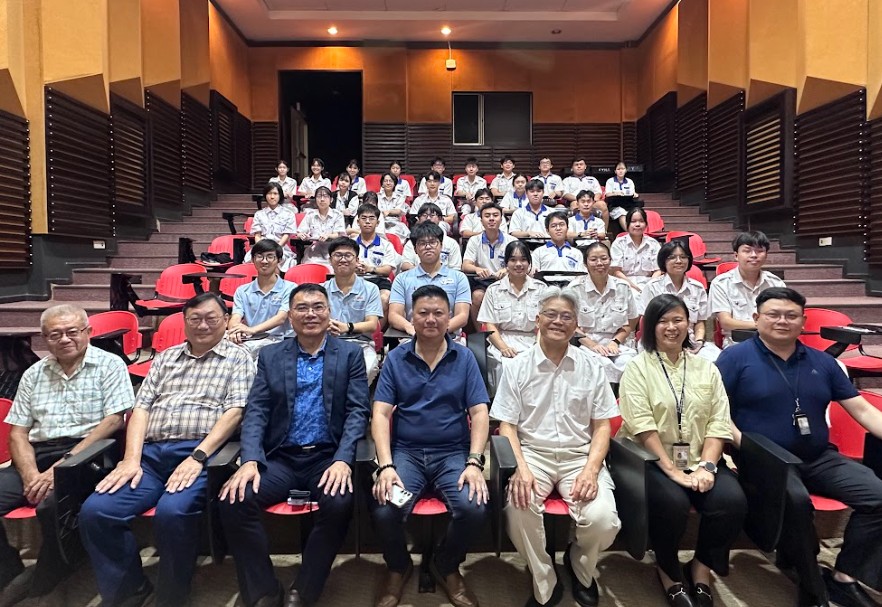 双方代表与参与讲座的同学们一同合影留念。