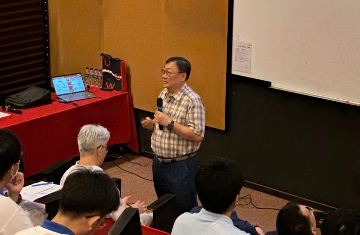 陈宗嶽教授讲解成功大学的申请管道、奖学金等相关资讯，为同学们提供重要参考。