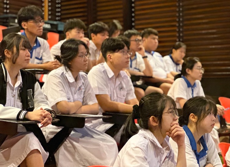 同学们认真聆听，并于问答环节积极提问。