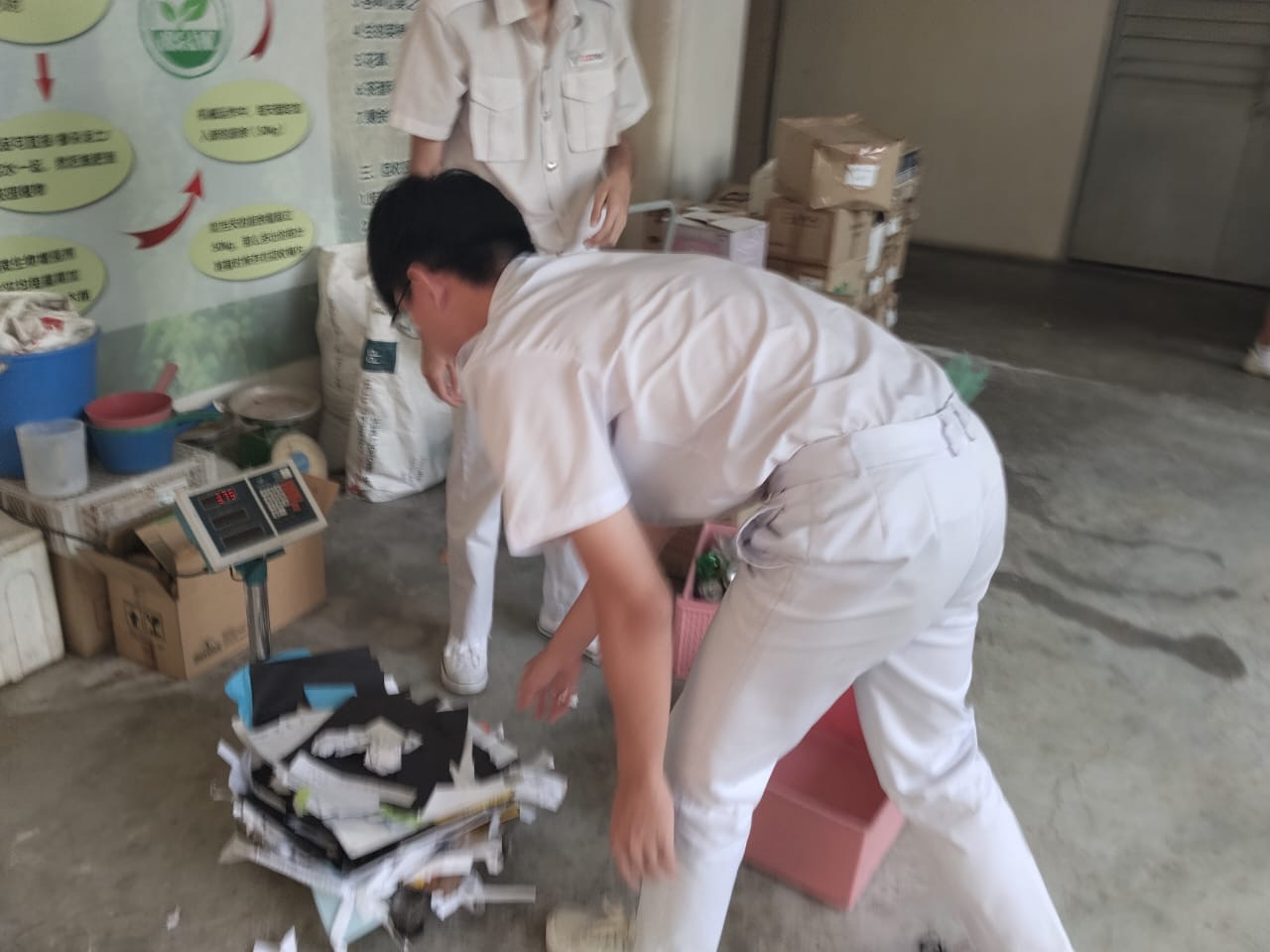 学生负责称重回收物品并记录