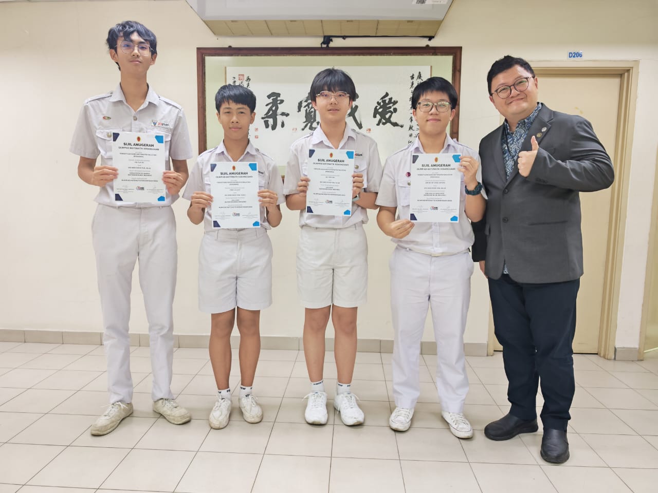 吴坤达校长与荣获中阶组个人表扬奖及安慰奖的同学合影。