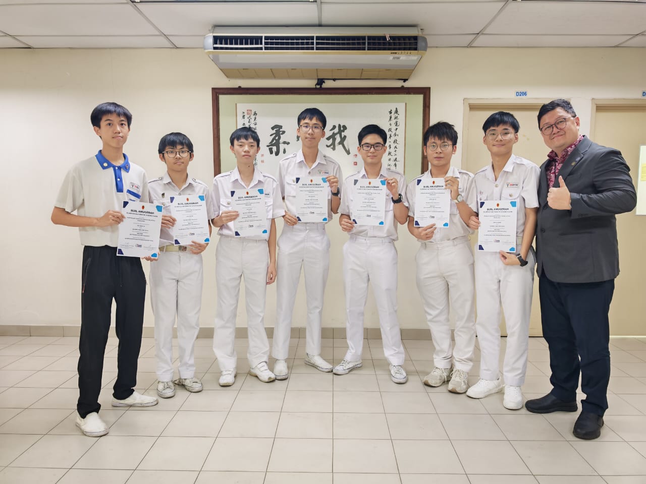 吴坤达校长与荣获高阶组个人安慰奖的同学合影。