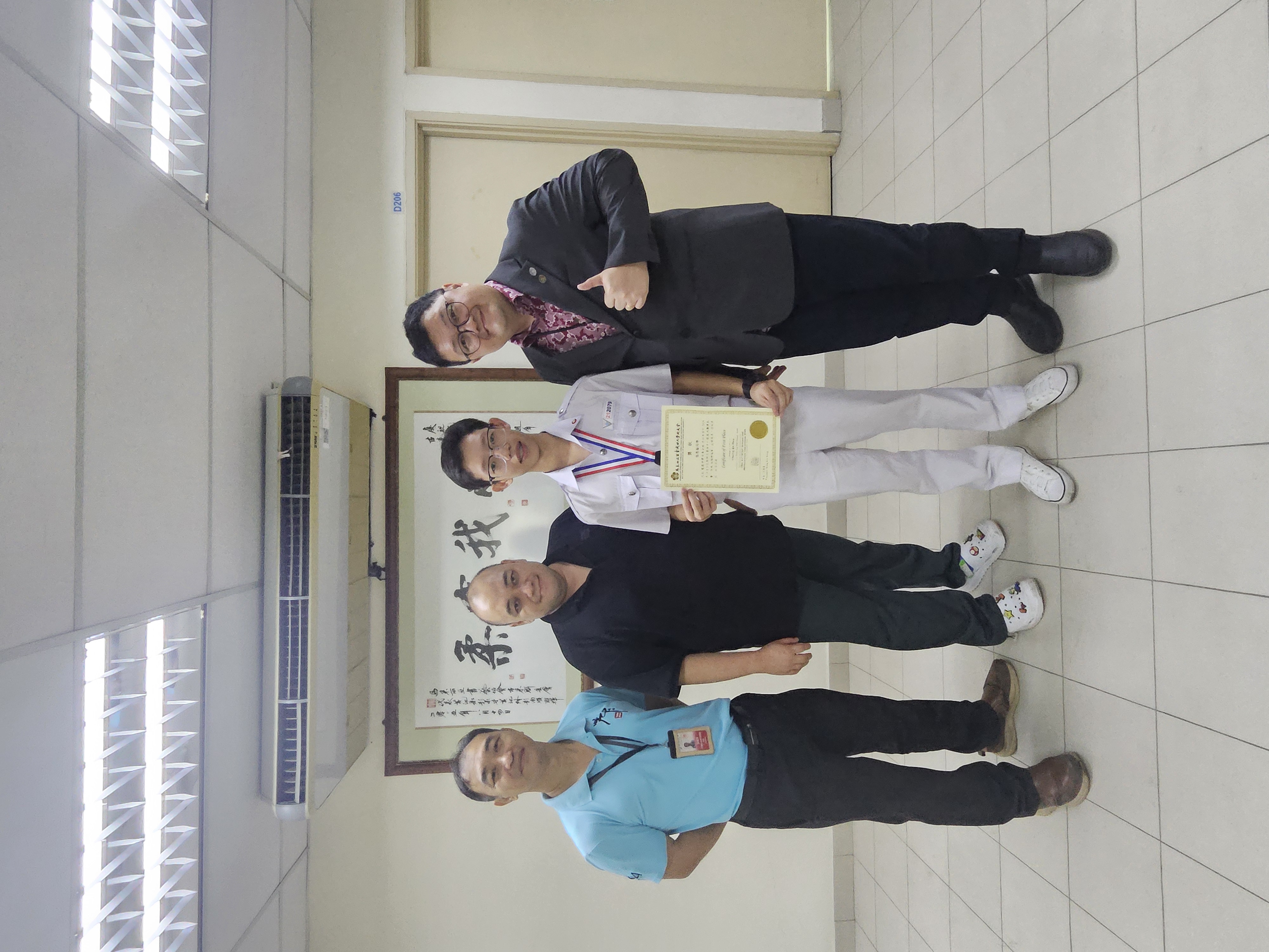 张恩翰同学（右二）与吴坤达校长（右一）、带队老师—杨健鸿老师（左一）及培训老师—张德健老师（左二）合影