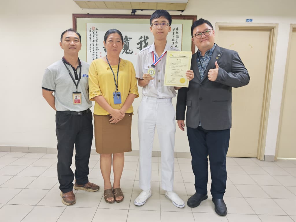 王子浩同学（右二）与吴坤达校长（右一）、带队老师—杨健鸿老师（左一）及培训老师—邓燕菁老师（左二）合影